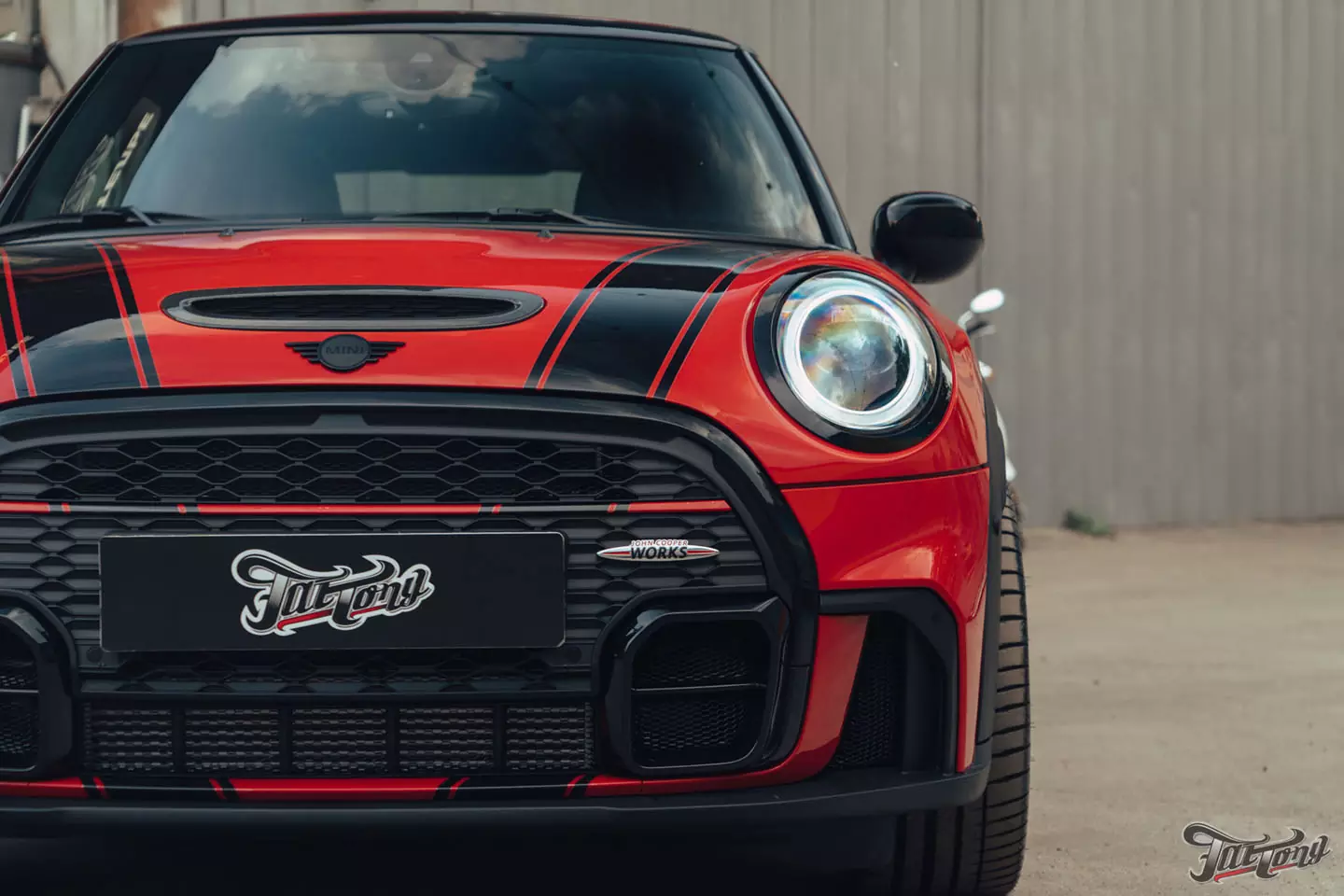 Оклейка Mini John Cooper Works глянцевым полиуретаном, наклейки на кузов, комплексная шумоизоляция, установка новых дисков, керамика дисков и суппортов